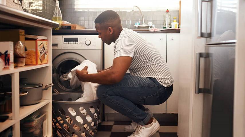 Mann som vasker klær